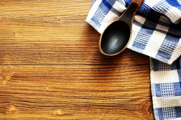 Cuchara de madera sobre la textura de madera de la mesa de comedor. Vista superior Cocina y concepto de comida — Foto de Stock