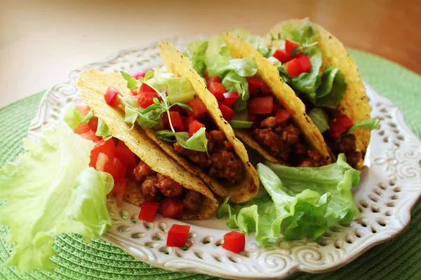 メキシコ料理 - 肉、レタスとトマトのタコス — ストック写真