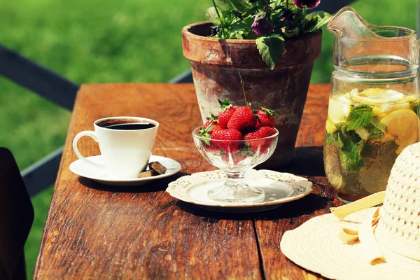 Nice summer breakfast: coffee and fresh strawberries — Stock Photo, Image