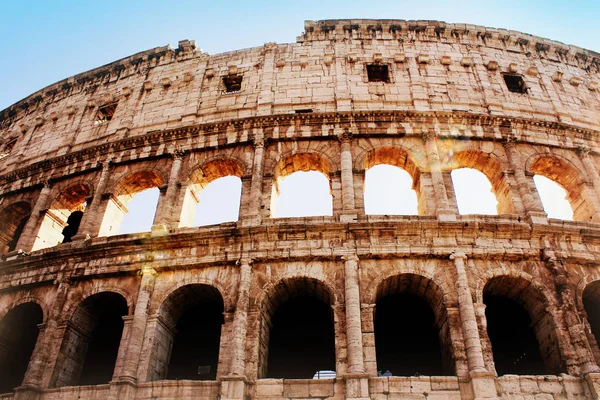 Roma'nın ikonik antik colosseum — Stok fotoğraf
