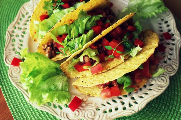 メキシコ料理 - 肉、レタスとトマトのタコス — ストック写真