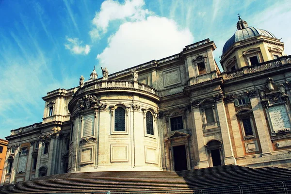 Roma 'daki tarihi Bazilika Papale di Santa Maria Maggiore Kilisesi' nin önünde. — Stok fotoğraf