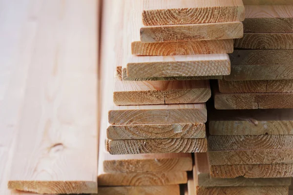 Haufen neuer Holzbretter auf einem Speicher — Stockfoto