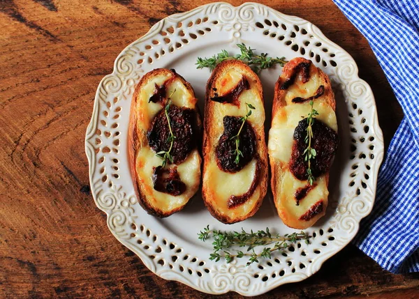 Sandwich con tomates secos y tomillo mozzarella — Foto de Stock