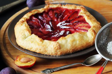 Taze ev yapımı Erik Galette'ye masada