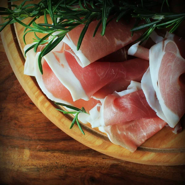 Slices of ham on a cutting board — Stock Photo, Image