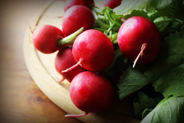 Fresh Radijs op snijplank — Stockfoto