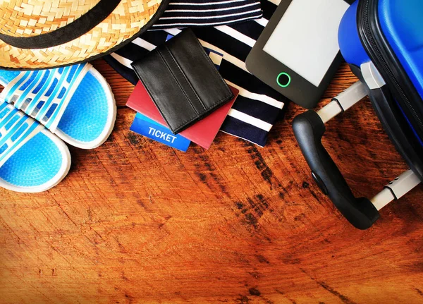 Ahşap arka plan bavul ve turistik şeyler. Üstten Görünüm.