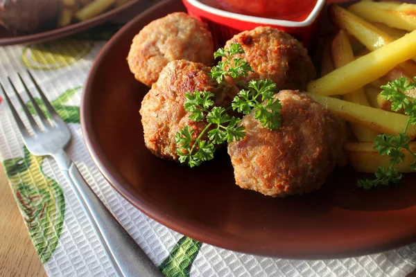 Meat balls with potato fries — Stock Photo, Image