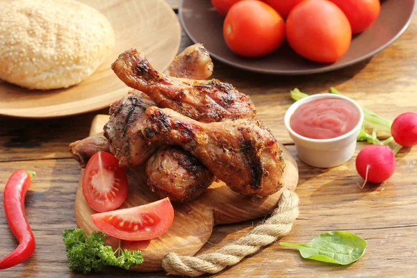 Ayam panggang kaki pada memotong board.Rustic makan malam latar belakang . — Stok Foto