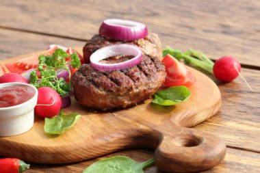Burger soğan ve kesme tahtası sosu sığır eti