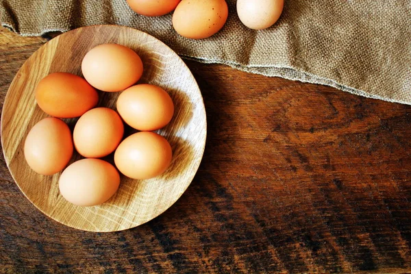 Rustika träbord med ägg. Ovanifrån. — Stockfoto