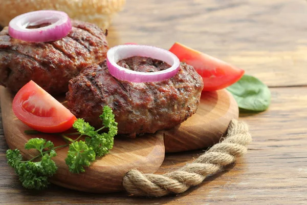 Homemade beef burger with onion on cutting board — Stock Photo, Image
