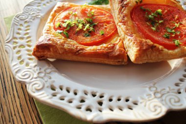 Puff-pizza mozzarella peyniri, domates plaka üzerinde