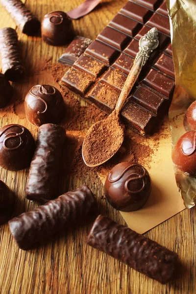 Cioccolato fondente, tartufo e cacao in polvere — Foto Stock