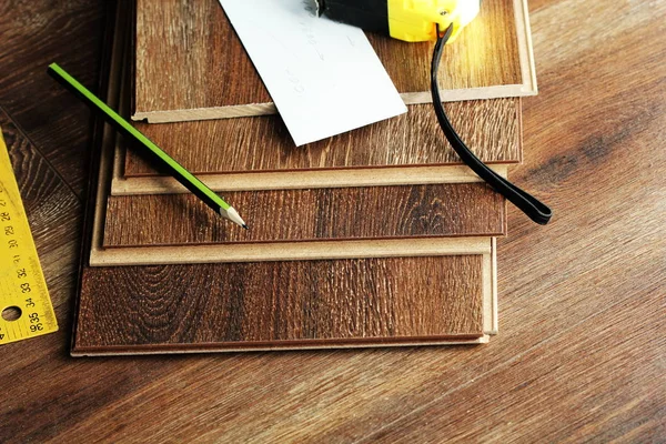 Planches et outils stratifiés sur fond bois — Photo