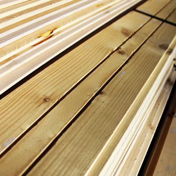 Hromada nových dřevěných desek na staveništi — Stock fotografie