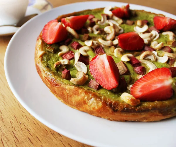 Tarta de té verde matcha con fresa, ruibarbo, anacardos —  Fotos de Stock
