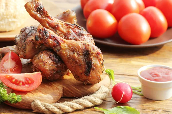 Kurczak z grilla nogi na deski do krojenia. Tle rustykalnym obiad. — Zdjęcie stockowe