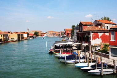 Kanalı ile tekneler Murano Adası Venedik, İtalya'nın görünümü