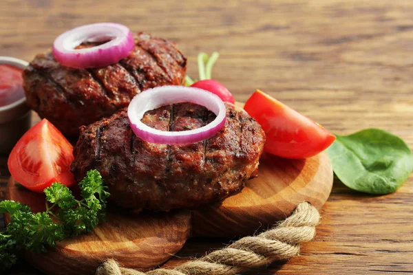 Homemade beef burger with onion on cutting board — Stock Photo, Image