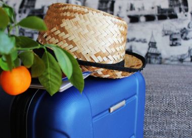 Arka plan seyahat. Bavul ve turistik şeyler seyahat için hazır