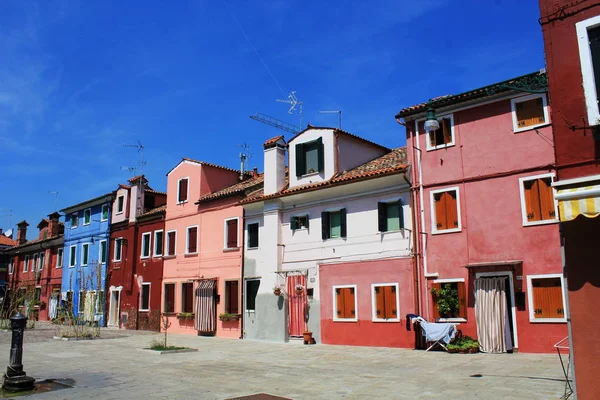Calle con edificios coloridos en la isla de Burano, Venecia, Italia . — Foto de Stock