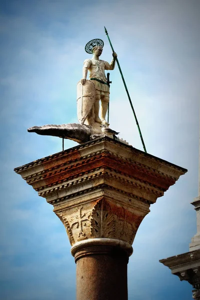 Statua di San Teodoro su una colonna in Piazza San Marco a Venezia - Colonne di San Teodoro — Foto Stock