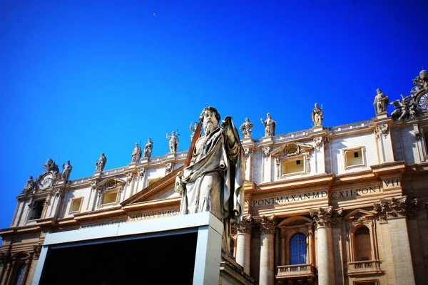 圣 · 彼得在圣彼得大教堂前的雕像 — 图库照片