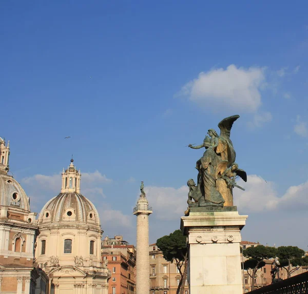 Santa Maria di Loreto Kilisesi ve heykel Victor Emmanuel II, Roma, İtalya Ulusal Anıtı önünde — Stok fotoğraf