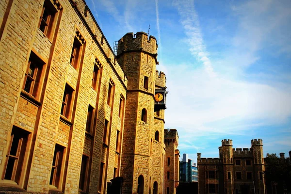 Zobacz na zewnątrz budynku, w którym mieści się wystawa koronacyjne zabytkowy Tower of London — Zdjęcie stockowe