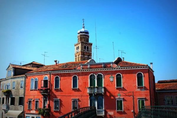 Coloridos edificios residenciales y campanario de la iglesia San Pietro Martire en la isla de Burano, laguna de Venecia — Foto de Stock