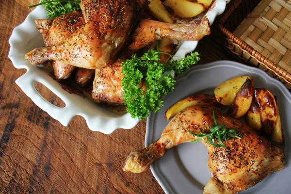 Kaki ayam panggang dengan kentang untuk hiasan. Pemandangan bagus. Latar belakang kayu . — Stok Foto