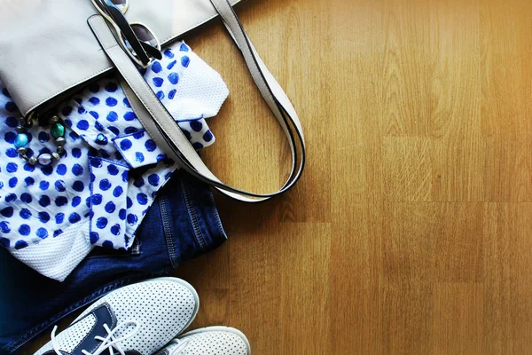 Samling av kvinnors kläder. Jeans, skor, bluose, glas. Ovanifrån — Stockfoto