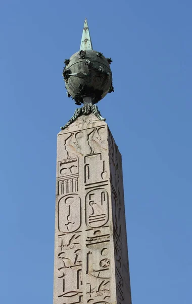 Ogromny granitowy obelisk Montecitorio został przywieziony do Rzymu z Heliopolis w Egipcie przez cesarza Augusta w 10 Bc. Został wzniesiony w swojej obecnej lokalizacji w 1792 roku przez papieża Piusa Vi. — Zdjęcie stockowe