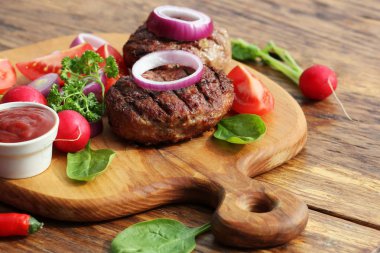 Tahtada soğanlı ev yapımı sığır burger.