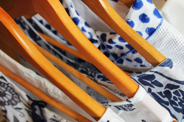 Летняя коллекция женской одежды висит на вешалке — стоковое фото
