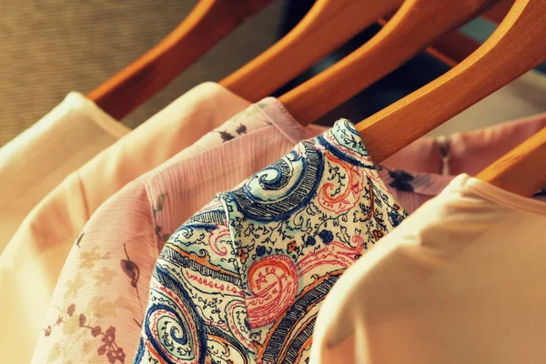 Коллекция женской одежды висит на стойке — стоковое фото