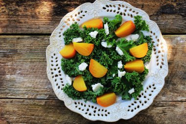 Taze lahana marul, fındık, ahşap arka plan üzerinde beyaz peynir ile sağlıklı pancar salatası