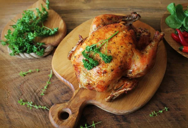 Whole roasted chicken on cutting board — Stock Photo, Image