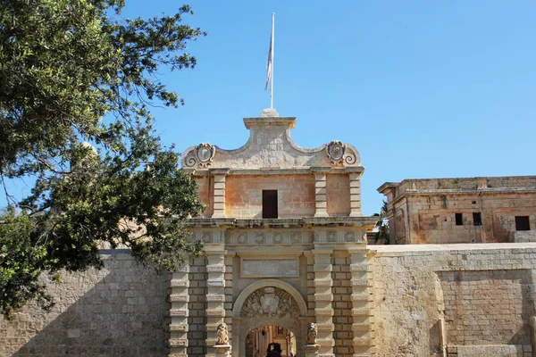 De poort van de hoofdingang van Mdina in Malta. Mdina is de oude hoofdstad van Malta — Stockfoto