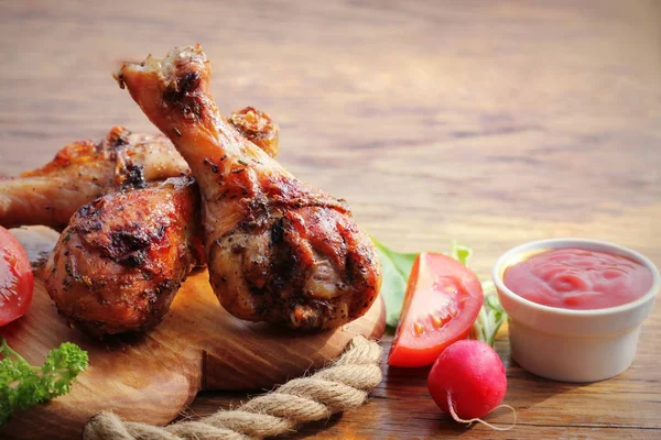 Ayam panggang kaki pada memotong board.Rustic makan malam latar belakang — Stok Foto