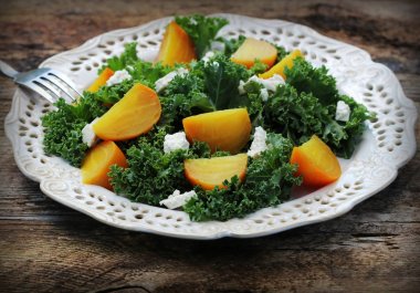 Taze lahana marul, fındık, ahşap arka plan üzerinde beyaz peynir ile sağlıklı pancar salatası