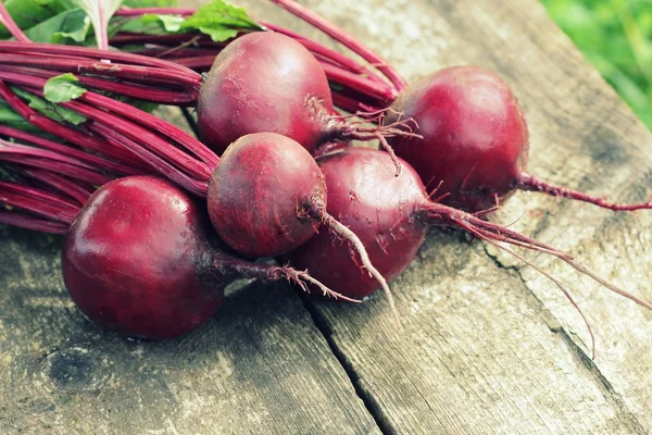 Remolacha fresca sobre fondo rústico de madera. Cosechar la concepción de la cocina vegetal. Concepto de dieta o comida vegetariana — Foto de Stock