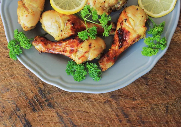 Grilled chicken legs with mustard on cutting board.Rustic dinner background . Top view — Stock Photo, Image