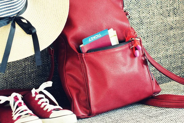Ženy v létě oblečení: červené tenisky, batoh, čepice, sluchátka. Pozadí a turistické krmiva na cestách — Stock fotografie