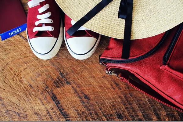 Ženy s letní oblečení: červené tenisky, batoh, čepice. Cestování, turistické a pozadí směsí. Pohled shora — Stock fotografie