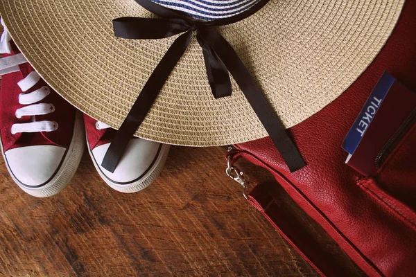 Ženy v létě oblečení: červené tenisky, batoh, čepice. Cestování, turistické a pozadí směsí. Pohled shora — Stock fotografie