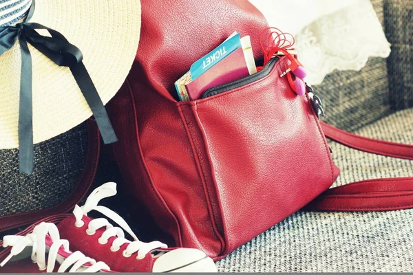 Ženy s letní oblečení: červené tenisky, batoh, čepice. Cestování, turistické a pozadí směsí. Pohled shora — Stock fotografie