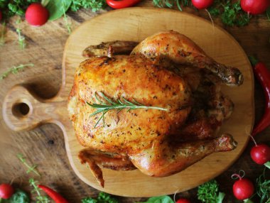 Kesme tahtası üzerinde bütün kavrulmuş tavuk